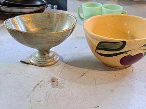 lot 619 image: Lot of (2) Decorative Bowls