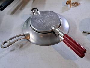 lot 622 image: Nordic Ware Scandinavian Krumkake Iron