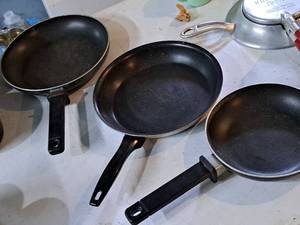 lot 623 image: Lot of (3) Non-Stick SkilletsPans