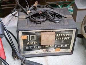 lot 653 image: Woodware-Shumacher Sure Fire 1000 Battery Charger  10 Amp  6V12V