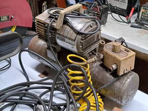 lot 662 image: Campbell-Hausfeld Air Compressor with Extra Air Hose