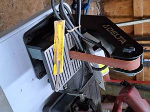 lot 664 image: Delta 1 Belt Sander with Extra 1x30 Belt