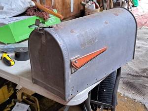lot 666 image: 21 Metal Mailbox
