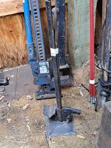 lot 675 image: Pump Jack