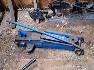 lot 679 image: Hydraulic Floor Jack (Blue)