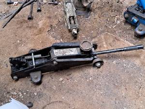 lot 680 image: Hydraulic Floor Jack (Black)
