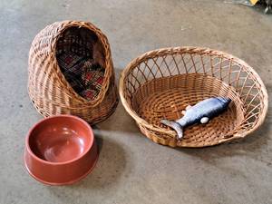lot 633 image: Lot of (4) Pet Supplies - Wicker Beds (x2), Food Bowl, Toy Fish