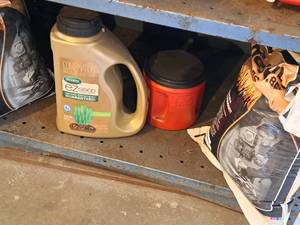 lot 646 image: Shelf Lot - Resolute Oil Absorbent, Scotts EZ Seed