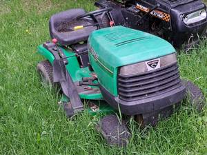 lot 378 image: John Deere Sabre Gasoline-Powered Rider Lawn Tractor 15-542 HYDR