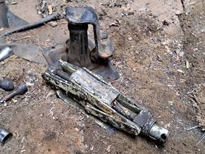 lot 681 image: Lot of (2) Screw Jacks