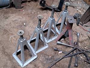 lot 683 image: Lot of (5) Assorted Jack Stands