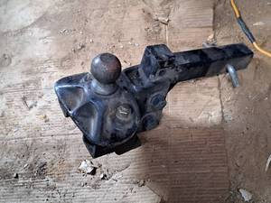 lot 689 image: Hitch Assembly with 2-716 Ball