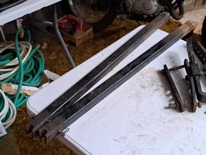 lot 690 image: Lot of (2) Equalizer Bars