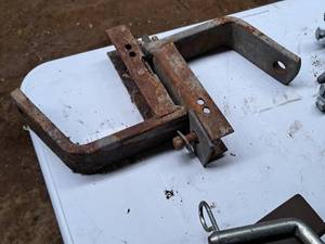 lot 699 image: Lot of (2) Hitch Adapters