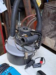 lot 734 image: Chicago Power Tools 12 Volt WetDry Vacuum