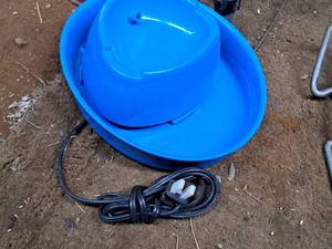 lot 748 image: Petco Electric Pet Watering Station