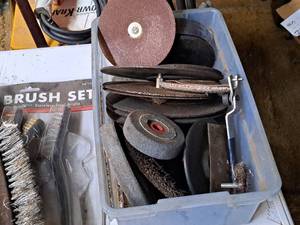 lot 810 image: Lot of (1 Tote) Assorted Grinding Discs and Cut-Off Wheels