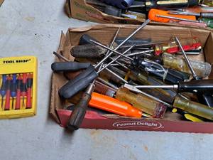 lot 833 image: Lot of (1 Box) Assorted Screwdrivers