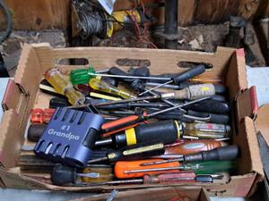 lot 834 image: Lot of (1 Box) Assorted Drivers