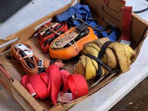 lot 896 image: Lot of (1 Box) Assorted Ratchet Tiedown Straps