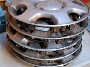 lot 904 image: Lot of (5) Subaru Hub Caps