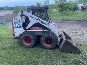 lot 10 image: 1999 Bobcat 773 Skid Loader Skid Steer