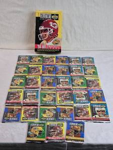 lot 25 image: Lot of 33 Unopened packs of 1994 NFL Football Cards Upper Deck Collectors Choice Retail