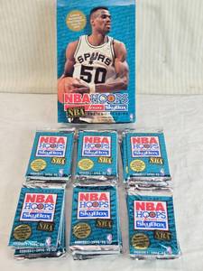 lot 31 image: Lot of 30 Unopened Packs of 1994-95 NBA Hoops SkyBox Series I Trading Cards