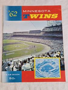 lot 71 image: 1962 Minnesota Twins Yearbook with Schmidt Beer Advertisement on Back