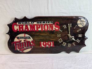 lot 90 image: Minnesota Twins 1991 World Series Champions Clock - Untested - 24 Across