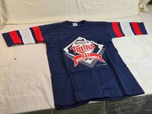 lot 98 image: Vintage Minnesota Twins 1987 World Champs Shirt size M (38-40)