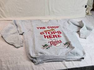 lot 100 image: 1991 Minnesota Twins World Series Sweatshirt XL