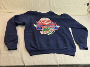 lot 101 image: 1991 Minnesota Twins World Series Sweatshirt Size L
