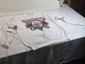 lot 104 image: 1991 Minnesota Twins World Series Champions Sweatshirt Size XL