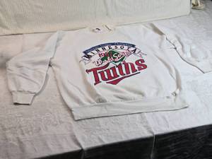 lot 106 image: Minnesota Twins 1987 World Series Sweatshirt Size XL
