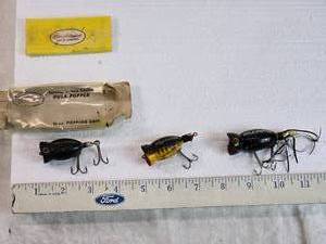 lot 219 image: Vintage Hula Popper Fishing Lures and package