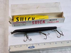 lot 223 image: Vintage Suick Muskie Thriller Fishing Lure with Original Box