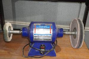 lot 5 image: Eastwood 1 HP Dual Speed Professional Benchtop Buffer