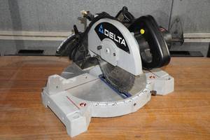 lot 9 image: Delta 8.25 Compound Miter Saw