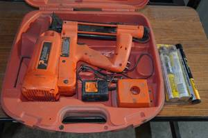 lot 10 image: Paslode IM200 Cordless 16 Gauge Stapler