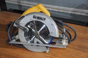lot 20 image: DeWalt DWE575 7.25 Circular Saw