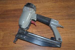 lot 28 image: Porter Cable 16 Gauge Pneumatic Finish Nailer