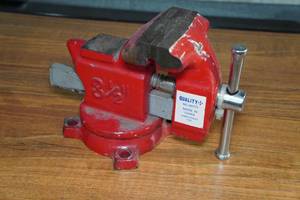 lot 29 image: Bench Vise