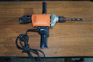 lot 32 image: Chicago Electric 12 Drill