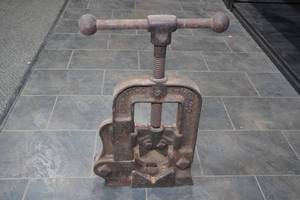 lot 73 image: Vintage American Pipe & Tool Co Chicago HV1 Pipe Vise