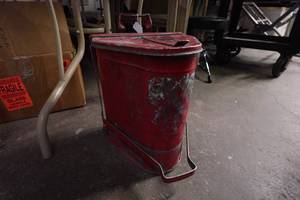 lot 177 image: Vintage Step-Lid Soiled Rag Can