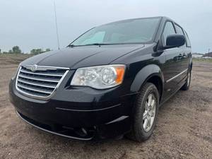lot 5 image: 2010 Chrysler Town & Country