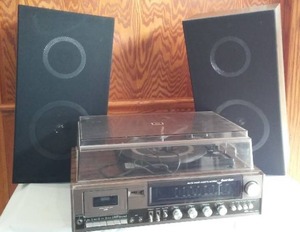 lot 2 image: Channel Master AMFM Stereo Cassette recorder with speakers.