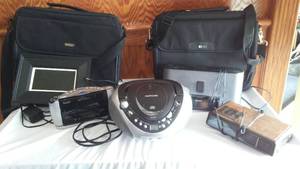 lot 8 image: Digital photo frame, Memorex cd player  AMFM, Clock radio plus more.