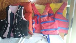 lot 112 image: Adult Life vest (4)